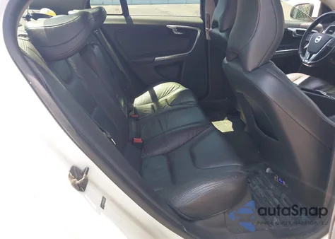 2013 Volvo S60 T5/T5 Platinum/T5 Premier/T5 Premier Plus z USA, uszkodzony, nr VIN YV1612FH4D2233304